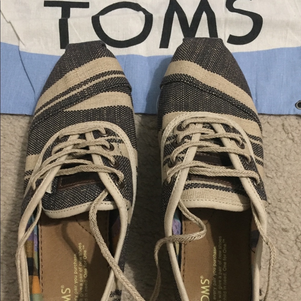 🔻Cute pair of laced women’s Toms